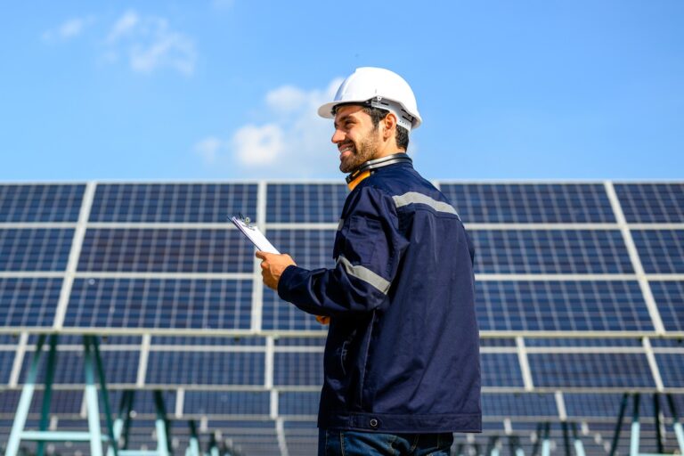 instalador atuando na área após realizar o curso de energia solar do Instituto Brasil Offshore