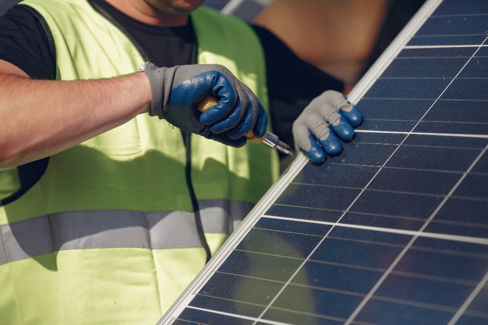 Realização de reparo em painel solar