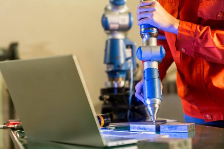 Soldagem realizada com automação industrial